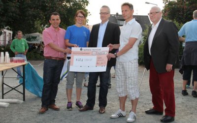 Ein großer Scheck für einen guten Zweck